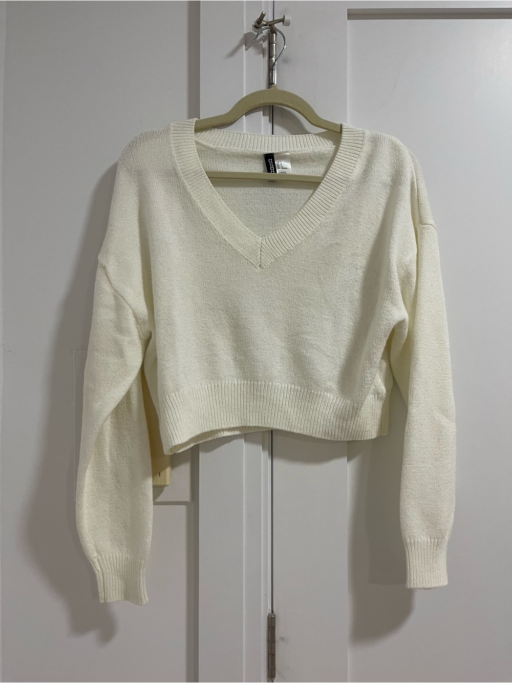 H&M Cream V-Neck Cropped Sweater